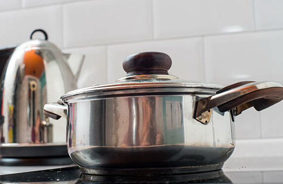 how does a pressure cooker work in kitchen