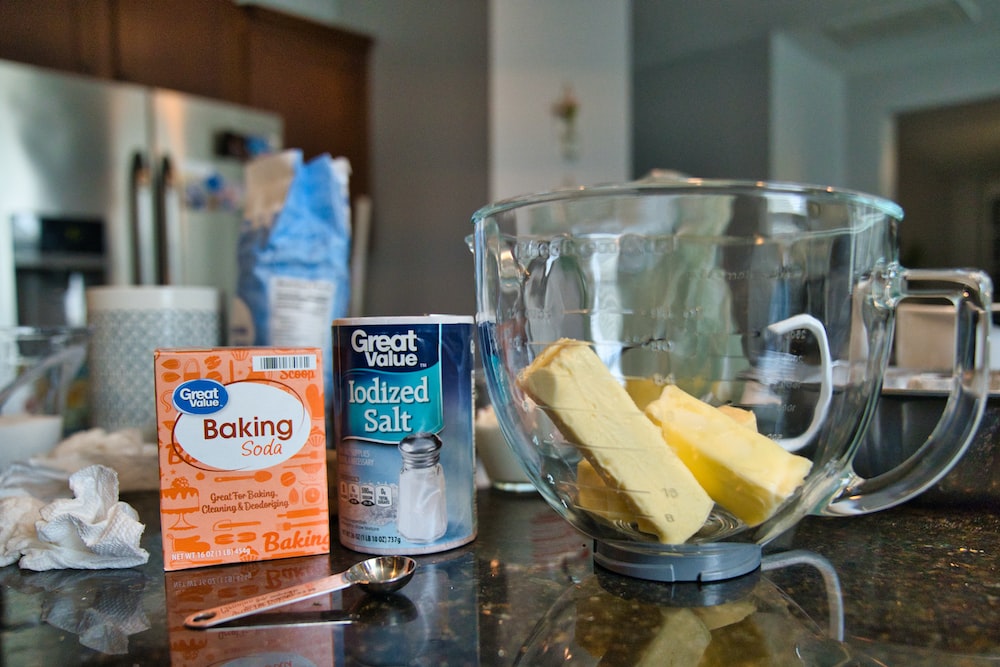 Can you soak clothes in baking soda?