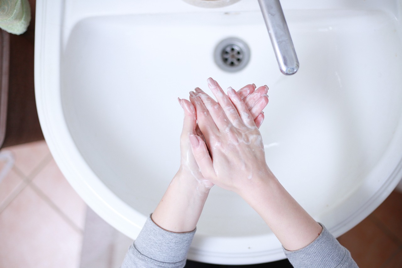 What temperature kills bacteria in a washing machine?