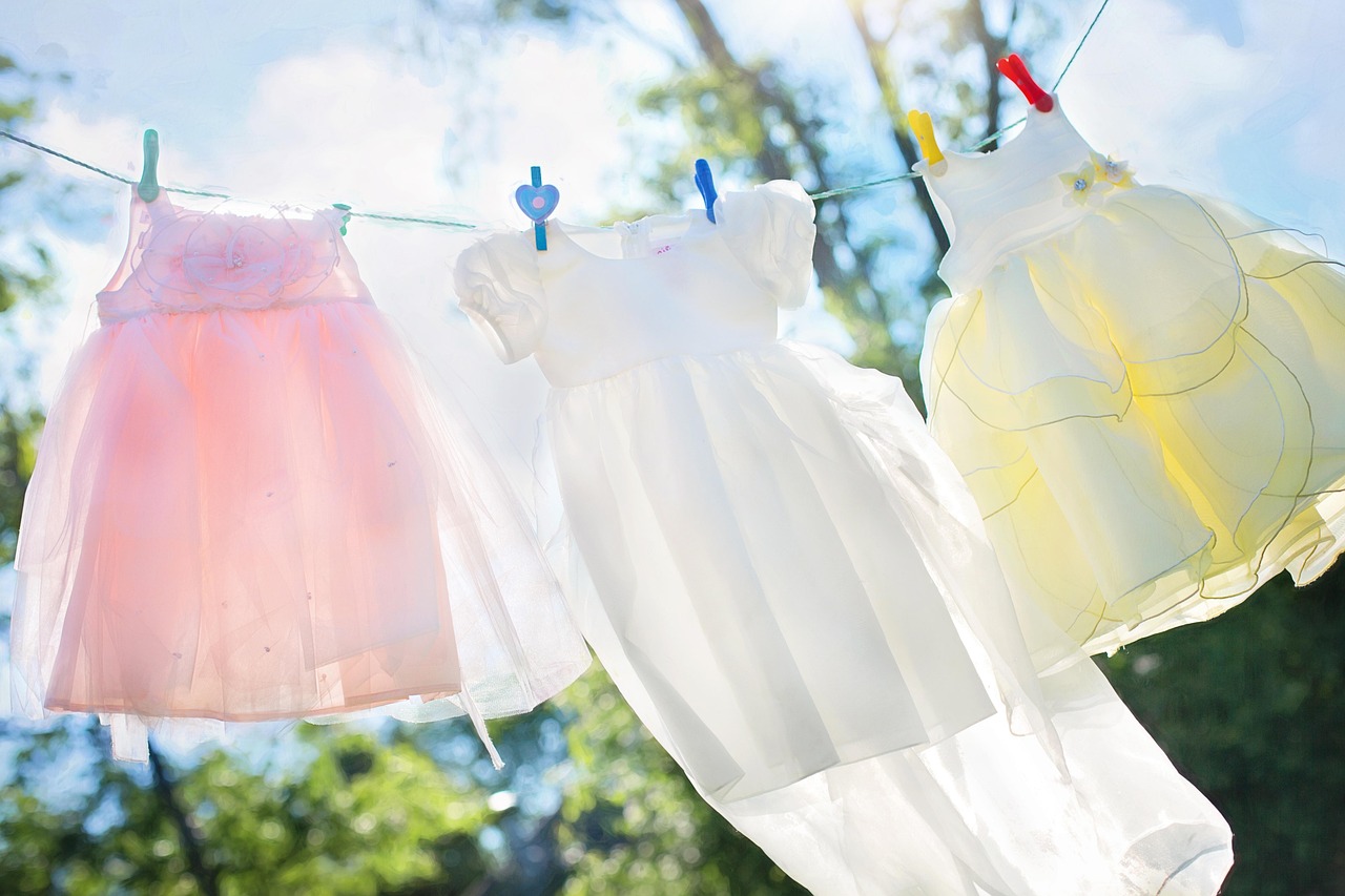 Will soaking clothes in vinegar ruin them?
